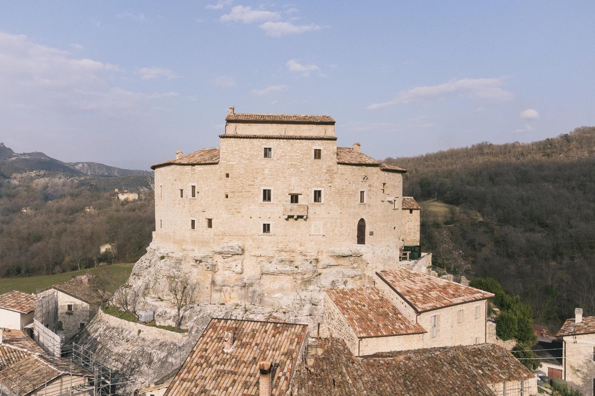 فندق Castel Di Luco أكواسانتا تيرمي المظهر الخارجي الصورة