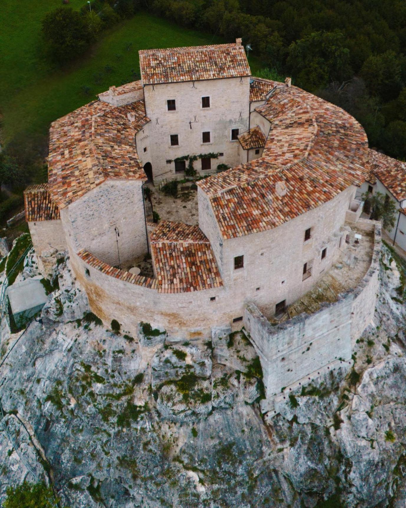 فندق Castel Di Luco أكواسانتا تيرمي المظهر الخارجي الصورة